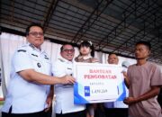 Bupati Tanah Datar Eka Putra, Serahkan Bantuan Sosial pada Masyarakat Terdampak Bencana Hidrometeorologi 2025