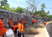 Libatkan Ratusan Tenaga Kebersihan dan ASN Dinas Perkim LH, Kawasan Bantaran Sungai Taman Kalumpang Ditata dan Dibersihkan