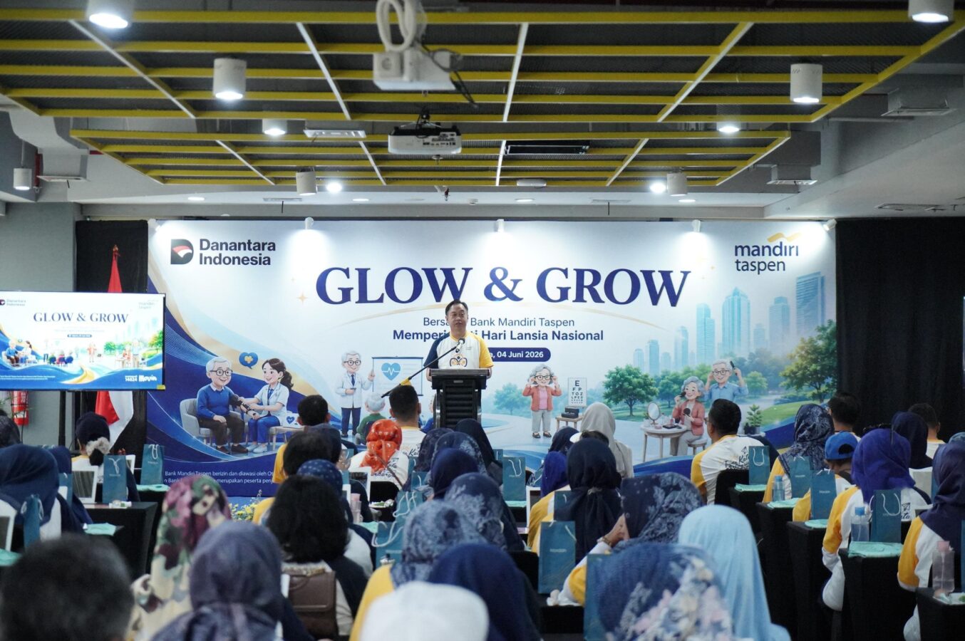 SAMBUTAN--Direktur Utama Bank Mandiri Taspen memberikan sambutan pada kegiatan Glow & Grow dalam rangka memperingati Hari Purna Bhakti Nasional 2026 di Jakarta, Kamis (4/6/2026). Kegiatan ini merupakan bentuk komitmen Bank Mandiri Taspen dalam mendukung kesejahteraan Purna Bhakti melalui edukasi kesehatan, pemberdayaan, dan peningkatan kualitas hidup agar tetap sehat, aktif, dan produktif.