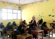 Pastikan Ujian Berjalan Lancar, Kepala MTsN 4 Sijunjung Monitoring di Ruang Kelas