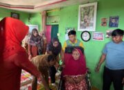 Untuk Lima PPKS di Empat Kelurahan, LKKS Padang Panjang Salurkan Bantuan