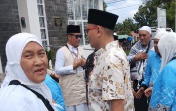 Sekda Pasbar Sambut Kepulangan 17 Jamaah Haji Kloter 14, Satu Jamaah Masih Dirawat di Arab Saudi