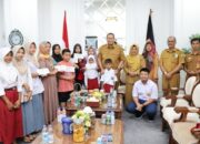 Wali Kota Yota Balad Serahkan Bantuan Korban Kebakaran
