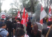 Bakar Ban, Aksi Demo Ratusan Mahasiswa di Depan Kantor Gubernur Memanas