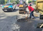 Tekan Risiko Kecelakaan, Dinas PUPR Tambal Jalan Berlubang di 3 Lokasi