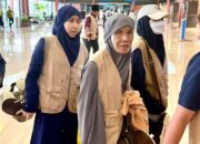 Menangis Haru Menuju Ka’bah, Andre Rosiade Berangkatkan Ema Umrah, Penarik Becak Sampah yang Setia Lambaikan Tangan pada Jemaah Haji Sumbar