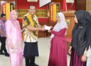 Wali Kota Pariaman Yota Balad, Serahkan Honor untuk Semua Kader KB