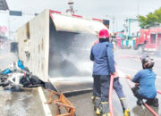 Truk Pengangkut Trafo Terbalik lalu Terbakar, Timpa Mobil dan 2 Motor, Dipicu Tali Penarik Putus