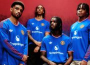 Manchester United Resmi Luncurkan Jersey Tandang 2026/2027, Bernuansa Retro Royal Blue