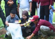 Langkah Nyata Pemberdayaan Ekonomi Masyarakat, Ketua Forikan Sijunjung Serahkan 2000 Ekor Bibit Ikan