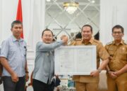 Kemenkum Sumbar Serahkan Sertifikat Merek Kelompok Usaha Kerajinan Batik Sampan Pariaman