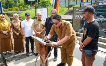 Wabup Tanah Datar Buka Pameran Prahara Pulau Emas, 68 Foto Bencana Sumatra Dipamerkan di Istana Pagaruyung