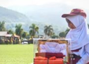 832 Murid Baru di Sawahlunto Peroleh Seragam Sekolah