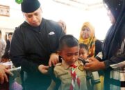 Ajak Siswa Rajin Belajar, Wako Hendri Arnis Serahkan 597 Paket Seragam Gratis Program Baznas