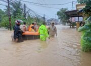 Tanggap Darurat Bencana, Personel Polresta Padang Gerak Cepat Evakuasi Warga Terjebak Banjir