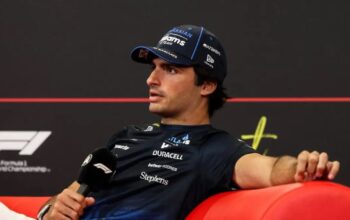 Carlos Sainz Resmi Bertahan di Williams, Tandatangani Perpanjangan Kontrak hingga 2027