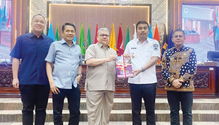 Rapat Paripurna Penutupan Masa Persidangan Ketiga Tahun 2025-2026, DPRD Sumbar Sampaikan Laporan Reses dan Kinerja