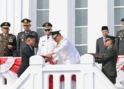 Catat sejarah, Wako Serahkan Bendera Pusaka dari Jam Gadang