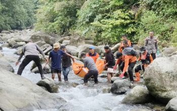 Geger! Ada Mayat Membusuk di Pinggir Sungai, Identitasnya Tak Diketahui, Dievakuasi ke RS Bhayangkara