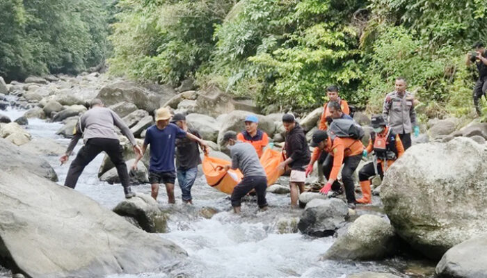 Geger! Ada Mayat Membusuk di Pinggir Sungai, Identitasnya Tak Diketahui, Dievakuasi ke RS Bhayangkara