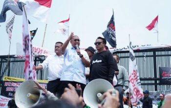 Andre Rosiade dkk Temui Massa AMPB di Depan DPR, Tegaskan RUU Perampasan Aset Disahkan Tahun Ini