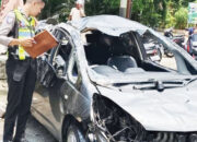 Mobil Honda Jazz Tabrak Warung lalu Terbalik, Sopir dan Empat Penumpang Luka-Luka