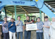 KKP Serahkan Excavator Rp1,46 Miliar, Percepat Rehabilitasi Tambak Perikanan di Agam