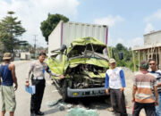 Tabrak Truk Bak Besi Gegara Rem Blong, Sopir Truk Boks asal Riau Tewas di Tempat