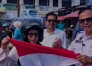 Rayakan HUT RI ke-81, Kesbangpol Sebarkan Bendera Gratis pada Warga