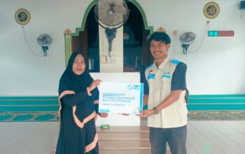 YBM PLN UIP Sumbagteng Salurkan Bantuan Peralatan Mengaji dan Kafalah Guru TPA Al Ghazali