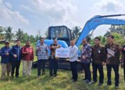 Sekjend KKP Serahkan Bantuan Ekskavator untuk Pelaku Usaha Perikanan