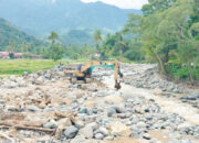 Respons Cepat Gubernur Mahyeldi Tuai Apresiasi Warga Kuranji, 3 Kali Dihantam Banjir, 3 Alat Berat Bekerja Pulihkan Tanggul Jebol