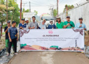 Lama Dinanti Warga, Bahu Jalan RW 02 Teluk Kabung Akhirnya Dibeton CV Putra Idola