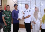 Yota Balad Serahkan Bantuan Beras Pada Masyarakat Kurang Mampu
