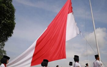 Semarak HUT RI ke 81, Bendera Raksasa Kembali Berkibar di Puncak Gunuang Kasumbo