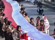 Ratusan Pelajar Bentangkan Bendera Merah Putih Sepanjang 100 Meter  