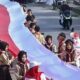 Ratusan Pelajar Bentangkan Bendera Merah Putih Sepanjang 100 Meter  