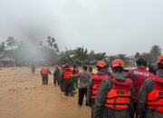 700 Rumah Terendam Banjir di Padang, Satbrimob Polda Sumbar Kerahkan 100 Personel SAR