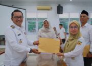 Serahkan SK Penugasan Guru Sebagai Kepala Sekolah, Bupati Ingatkan Kepala Sekolah Hadir di Tengah Guru dan Siswa