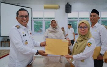 Serahkan SK Penugasan Guru Sebagai Kepala Sekolah, Bupati Ingatkan Kepala Sekolah Hadir di Tengah Guru dan Siswa