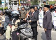 Semarak HUT ke-81 RI, Wako Zulmaeta Bersama Forkopimda Bagikan Ratusan Bendera Merah Putih