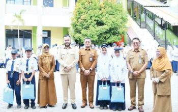 Pemko Padang Gratiskan 6 Stel Seragam untuk Siswa Kurang Mampu, Sekolah Dilarang Jual LKS