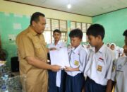 47 Siswa SMPN 7 Pariaman Terima Seragam Sekolah Gratis
