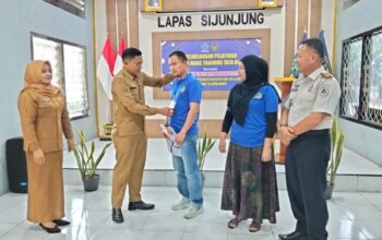 PELATIHAN— Disnakertrans Kabupaten Sijunjung bersama BPVP Padang mengadakan rogram Tailor Made Training bagi para warga binaan di Lapas Kelas II B Muaro Sijunjung.