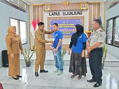 PELATIHAN— Disnakertrans Kabupaten Sijunjung bersama BPVP Padang mengadakan rogram Tailor Made Training bagi para warga binaan di Lapas Kelas II B Muaro Sijunjung.