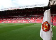 Manchester United Jual Potongan Rumput Old Trafford untuk Para Pendukung Klub