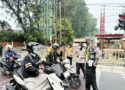 Wujud Kepedulian terhadap Kesehatan Masyarkat, Polda Sumbar Bagikan Masker ke Pengendara