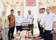 Bupati Agam Salurkan Santunan Untuk 10 Korban Petir dan Longsor