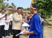 Dukung DPRD, Serahkan Seragam Sekolah  Gratis