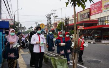 Lindungi Warga dari Paparan Asap, PMI Bersama BPBD dan Dinkes Bagikan Masker